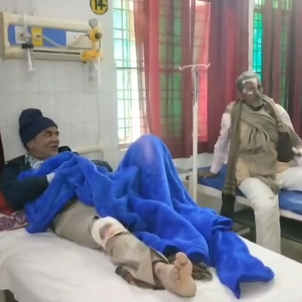 महोबा में कार ने दो बुजुर्गों को टक्कर मारी:बाइक पर सवार थे, गंभीर रूप घायल, आरोपी चालक मौके से फरार