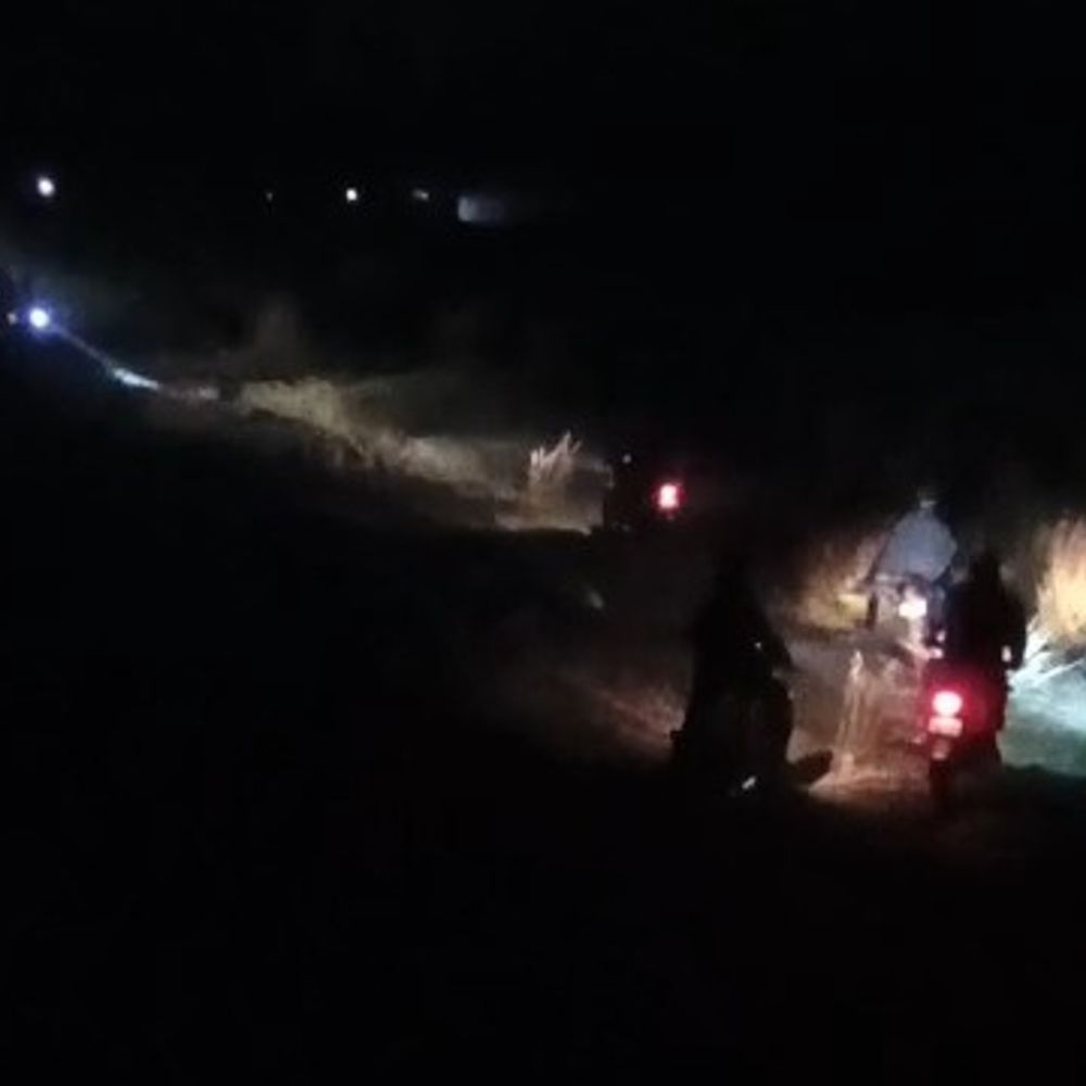 हाथियों का झुंड रेलवे लाइन पार कर गांवों में घुसा:पीलीभीत में किसान ने रातभर जागकर फसलों की कर रहे रखवाली