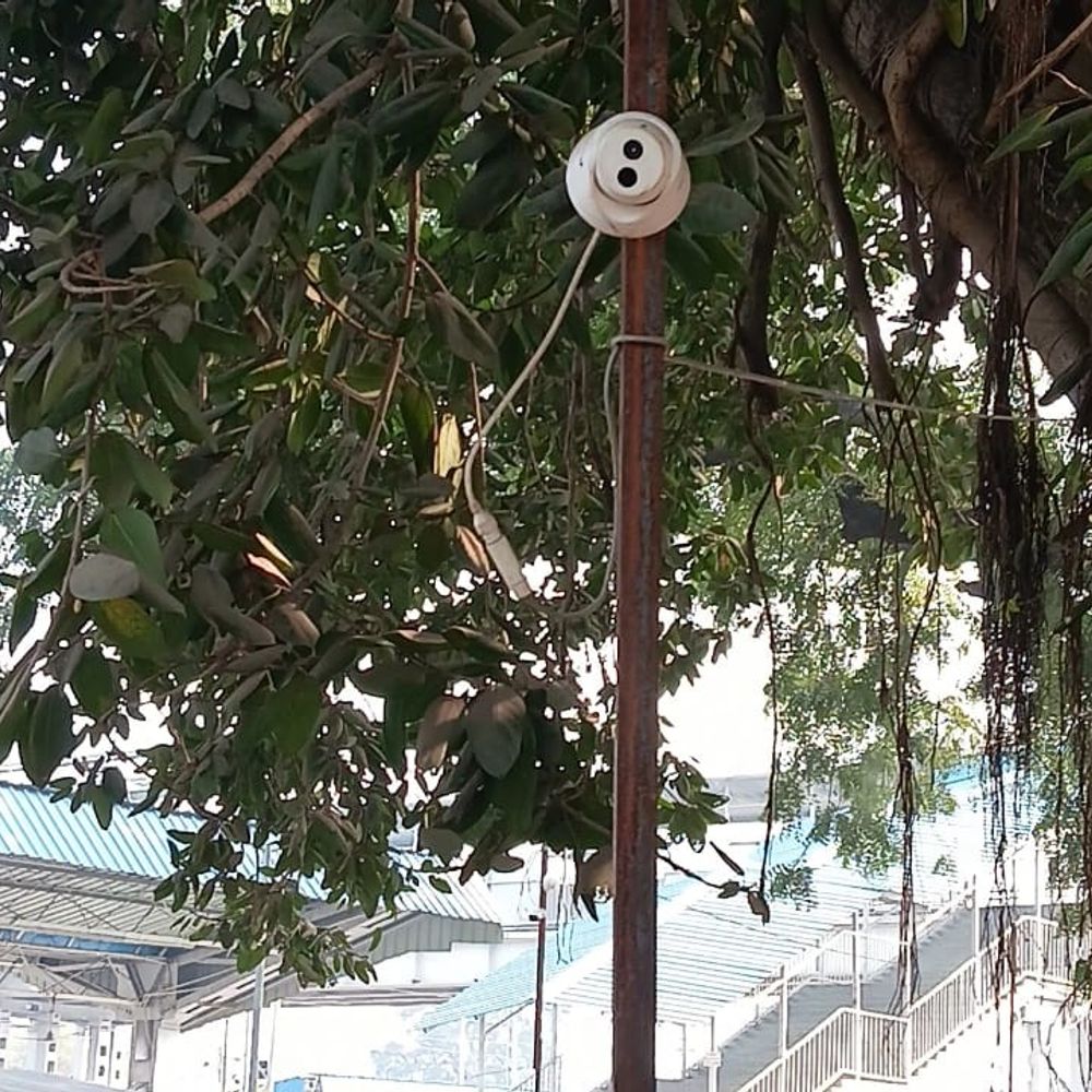 अकबरपुर रेलवे स्टेशन पर सुरक्षा बढ़ी, 6 CCTV कैमरे लगे:पुलिस ने मुख्य गेट समेत परिसर में निगरानी के लिए कैमरे लगाए