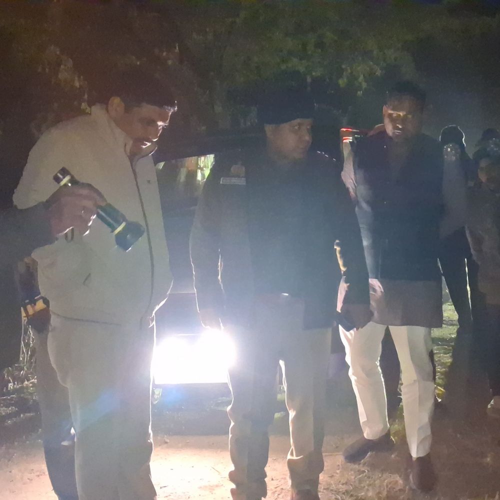 पेड़ पर फंदे से लटका मिला युवक का शव:मैनपुरी में ईंट भट्ठे के पास आत्महत्या की आशंका, जांच जारी