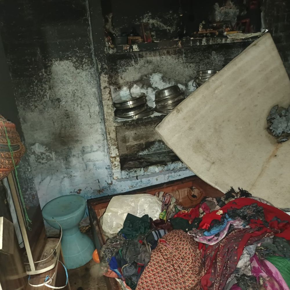 फिरोजाबाद में शॉर्ट सर्किट से घर में आग लगी:किराएदार का घरेलू सामान जलकर राख, लोगों ने पाया काबू
