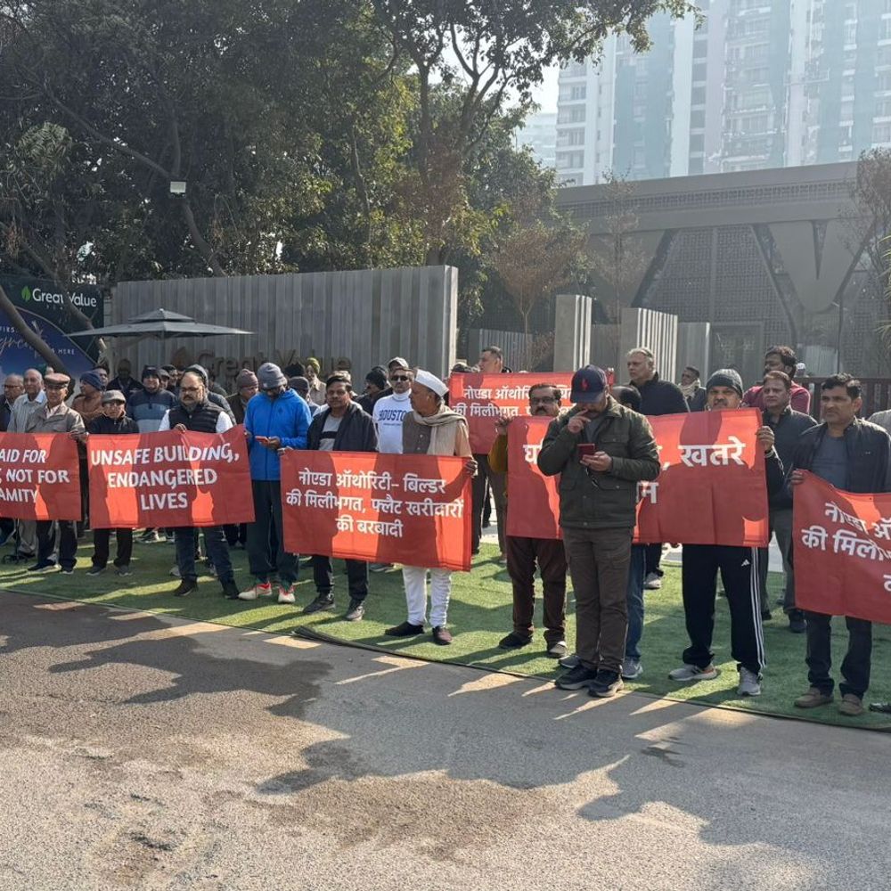 ग्रेट वैल्यू शरणम निवासी बिल्डर-प्राधिकरण के खिलाफ प्रदर्शन:निर्माण में खामियां, बेसमेंट कॉलम में तोड़फोड़ का आरोप