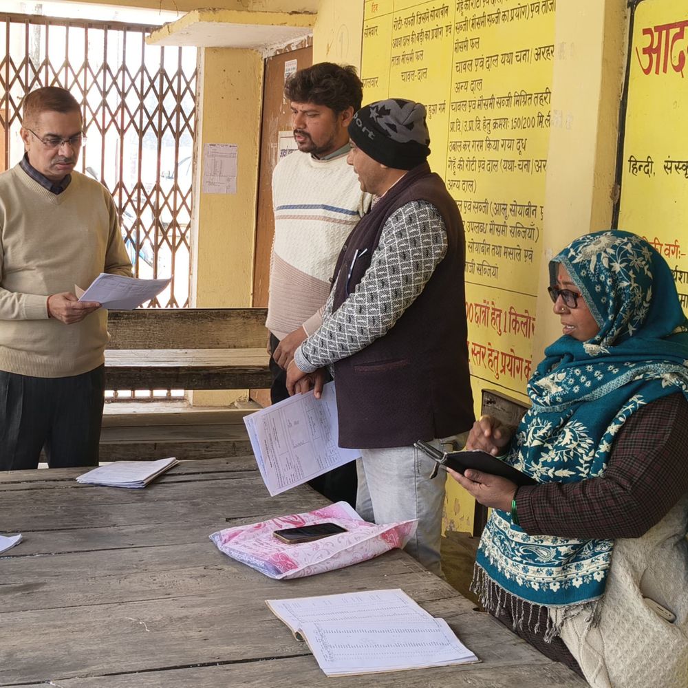 सोनभद्र डीएम ने मतदाता सूची पुनरीक्षण प्रक्रिया का निरीक्षण किया:रॉबर्ट्सगंज के आदर्श इंटर कॉलेज बूथों पर जायजा लिया