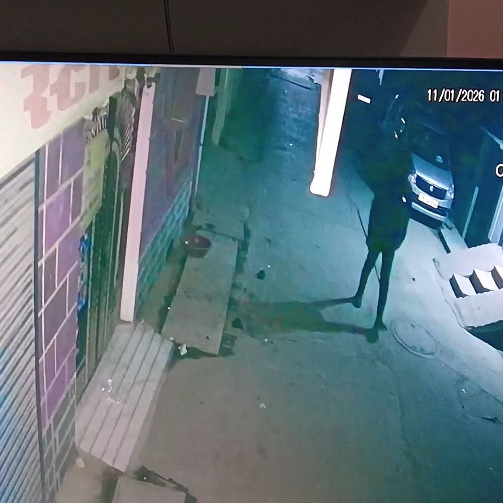 सीतापुर में घर से लाखों की चोरी:कमरों का ताला तोड़कर नकदी और सामान ले गए, सीसीटीवी में कैद हुई वारदात