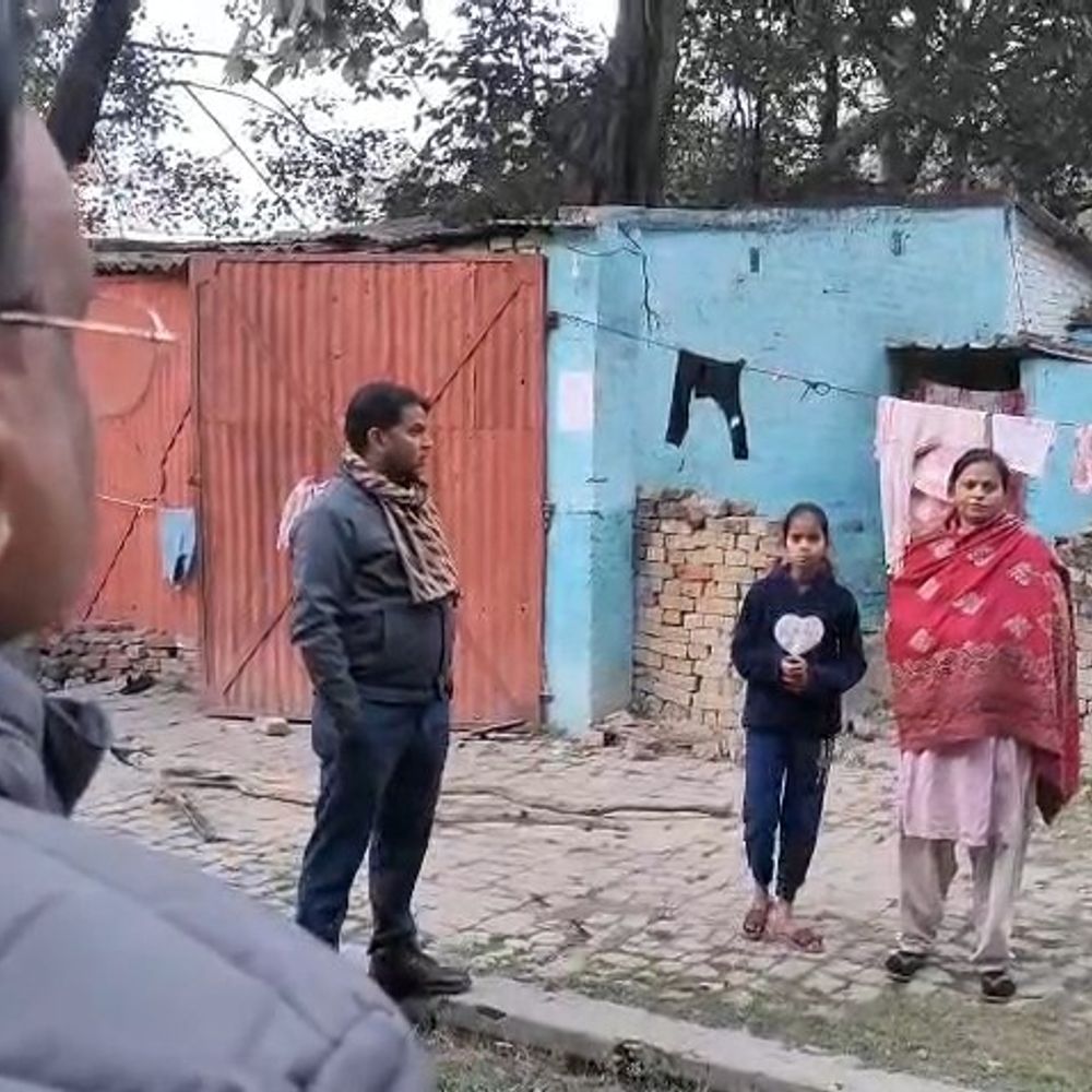 सीतापुर टाउन हॉल पर अवैध कब्जे, प्रशासन का अल्टीमेटम:नजूल की जमीन खाली करने के निर्देश, कब्जेदार बोले- तलाश रहे नई जगह