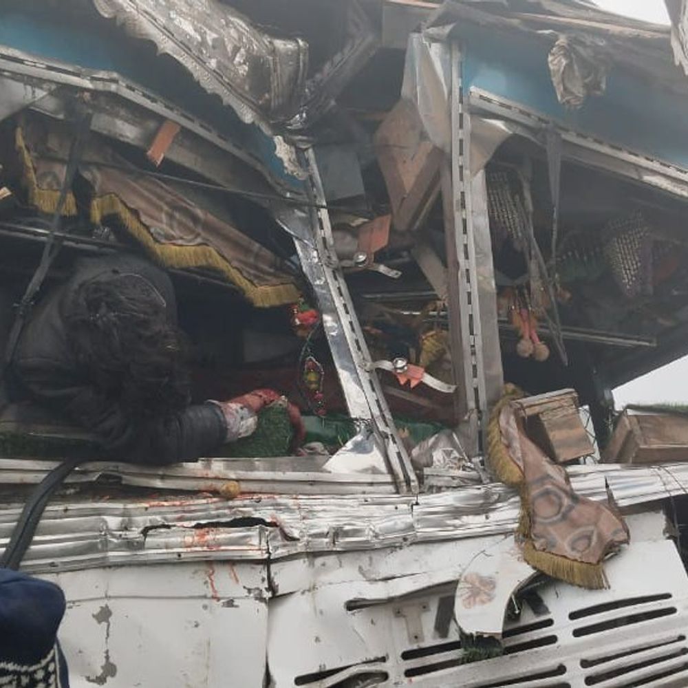 पूर्वांचल एक्सप्रेसवे पर दो ट्रकों की टक्कर:मऊ में एक चालक गंभीर घायल, 268 किमी प्वाइंट पर हुआ हादसा