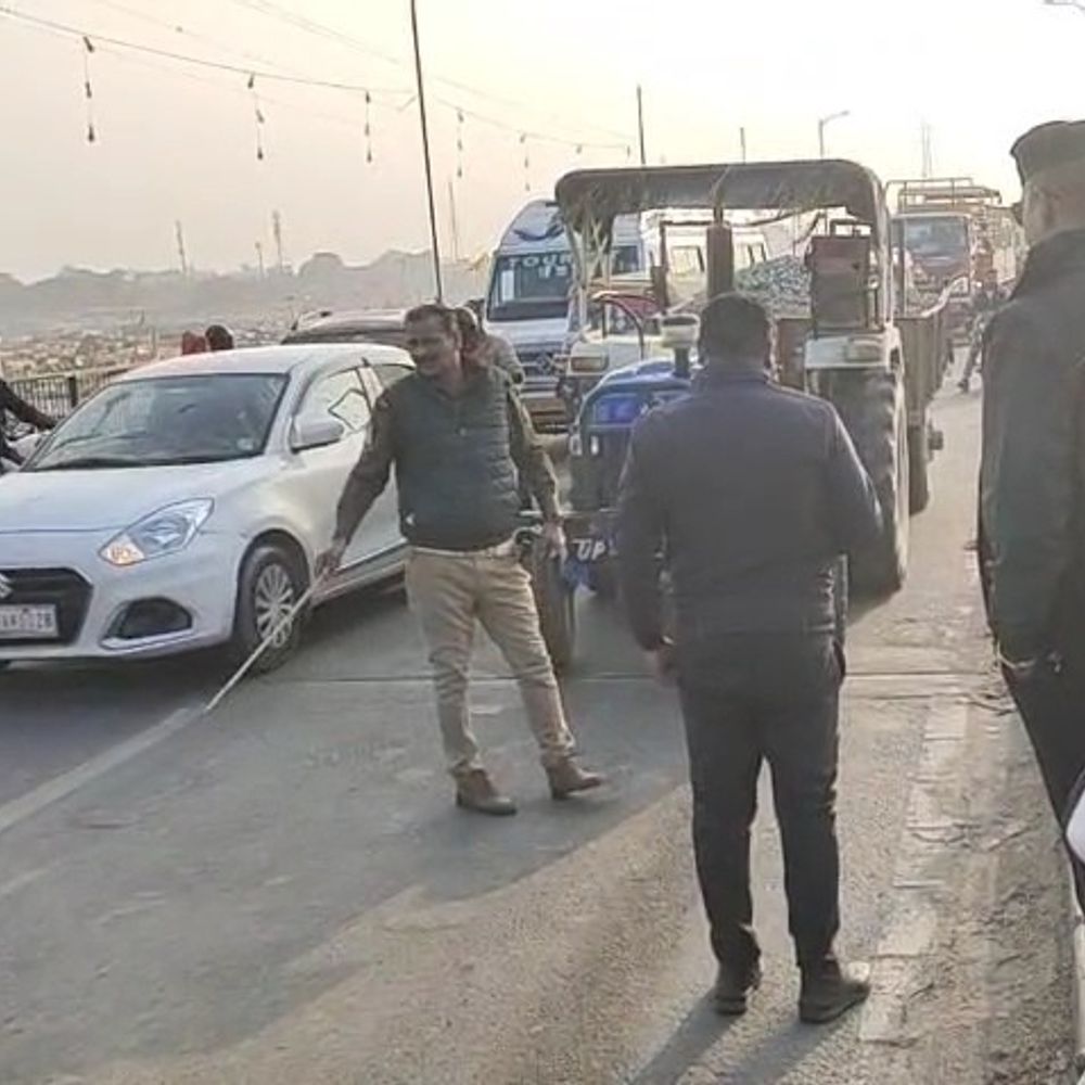 गंगा पुल पर ट्रैक्टर का डीजल खत्म, लगा जाम:पीडब्ल्यूडी ठेकेदार की गिट्टी लेकर जा रहा था, सड़क का काम होना था