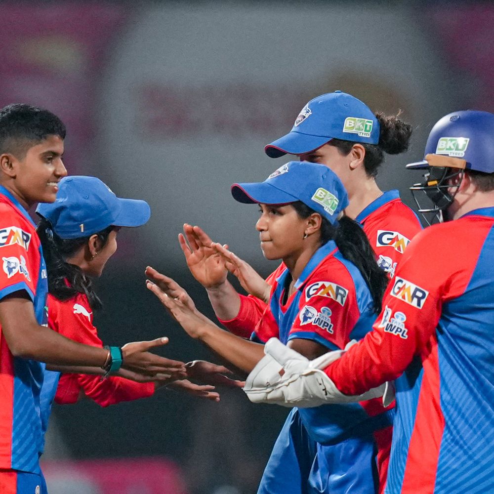 WPL में DC vs GG:श्री चरणी ने दिल्ली को पहला विकेट दिलाया, मूनी आउट; डिवाइन की फिफ्टी, गुजरात- 95/1