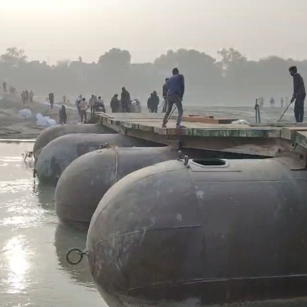 फर्रुखाबाद पैंटून पुल मरम्मत को पांच पीपे पहुंचे:गंगा नदी में बना पुल अभी दो भागों में, बांध दरका था