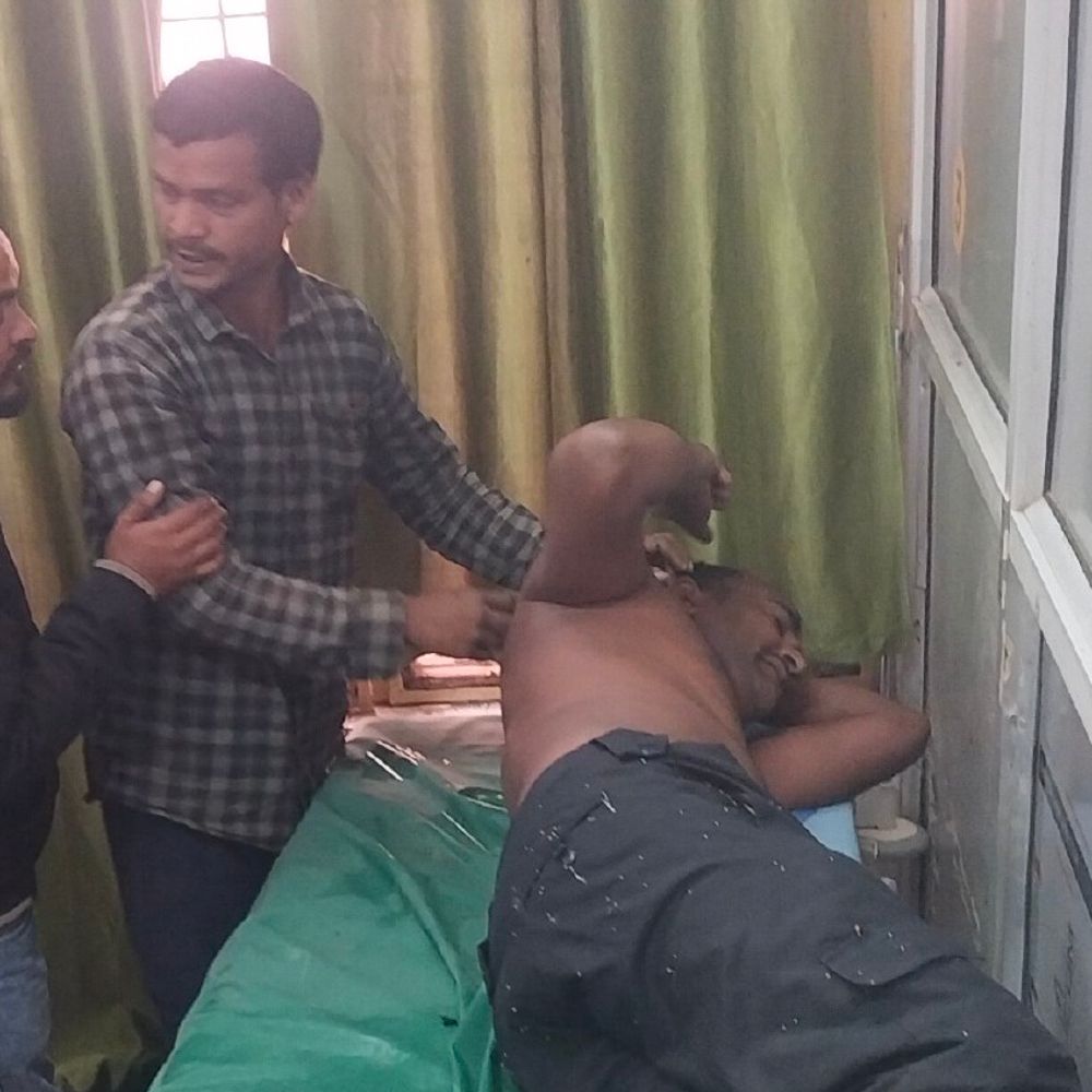 ललितपुर में मधुमक्खियों के हमले से मजदूर घायल:चेहरे पर 200 डंक, कान से निकली जिंदा मधुमक्खी