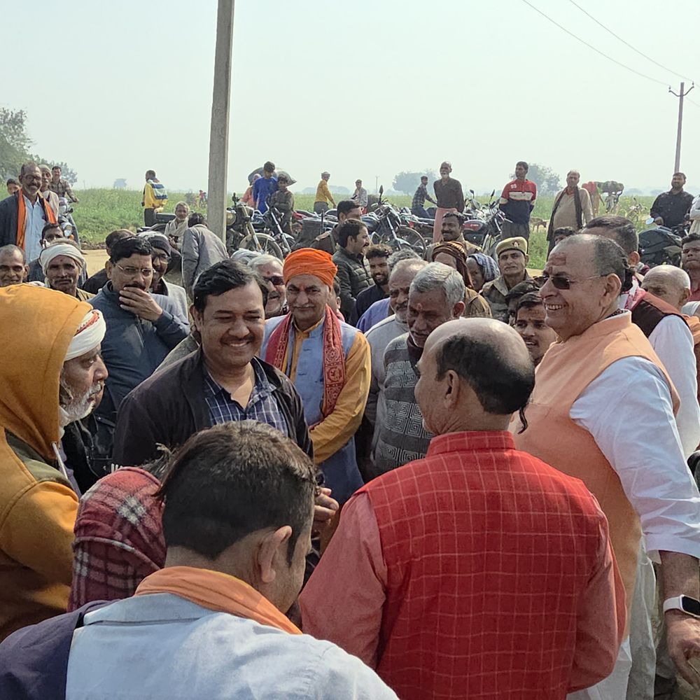 मिर्जापुर में कोन ब्लॉक किसानों का धरना समाप्त:विधायक रत्नाकर मिश्र ने 3 दिन में मुआवजे का आश्वासन दिया