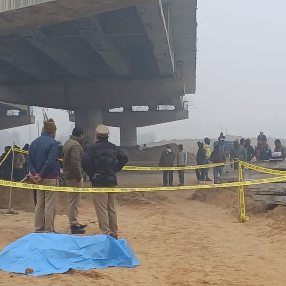 रामपुर हाईवे पर गर्दन कटा अज्ञात शव बरामद:मूंढापांडे थाना क्षेत्र में पुलिस ने जांच शुरू की