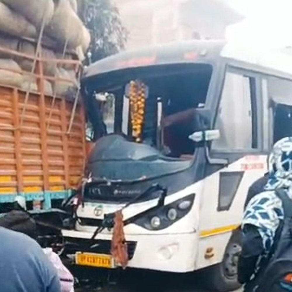 गोंडा में बस और डीसीएम की आमने सामने जोरदार टक्कर:डीसीएम चालक विजय पाल गंभीर रूप से घायल, अवध एक्सप्रेस बस चालक मौके से फरार