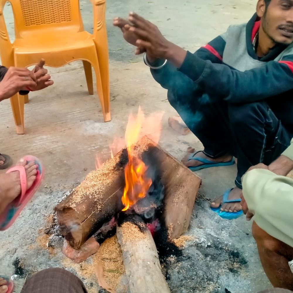 आजमगढ़ में निकली धूप सर्दी से मिली राहत:लगातार तीन दिनों से पड़ रहा था घना कोहरा, रात को गिर रहा तापमान