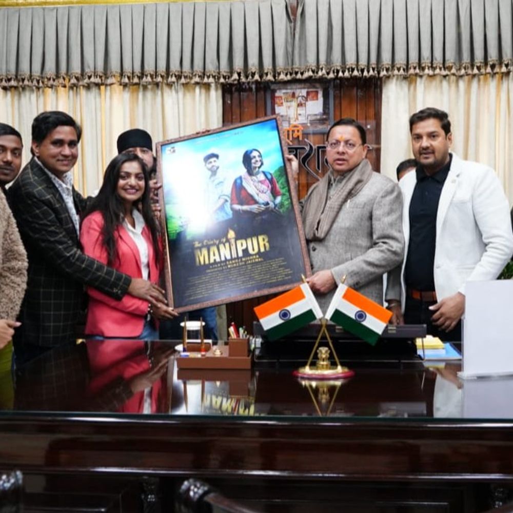 उत्तराखंड CM ने जारी किए मोनालिसा की फिल्म के पोस्टर:महाकुंभ गर्ल से मिलकर खुश हुए पुष्कर सिंह धामी, बधाई दी