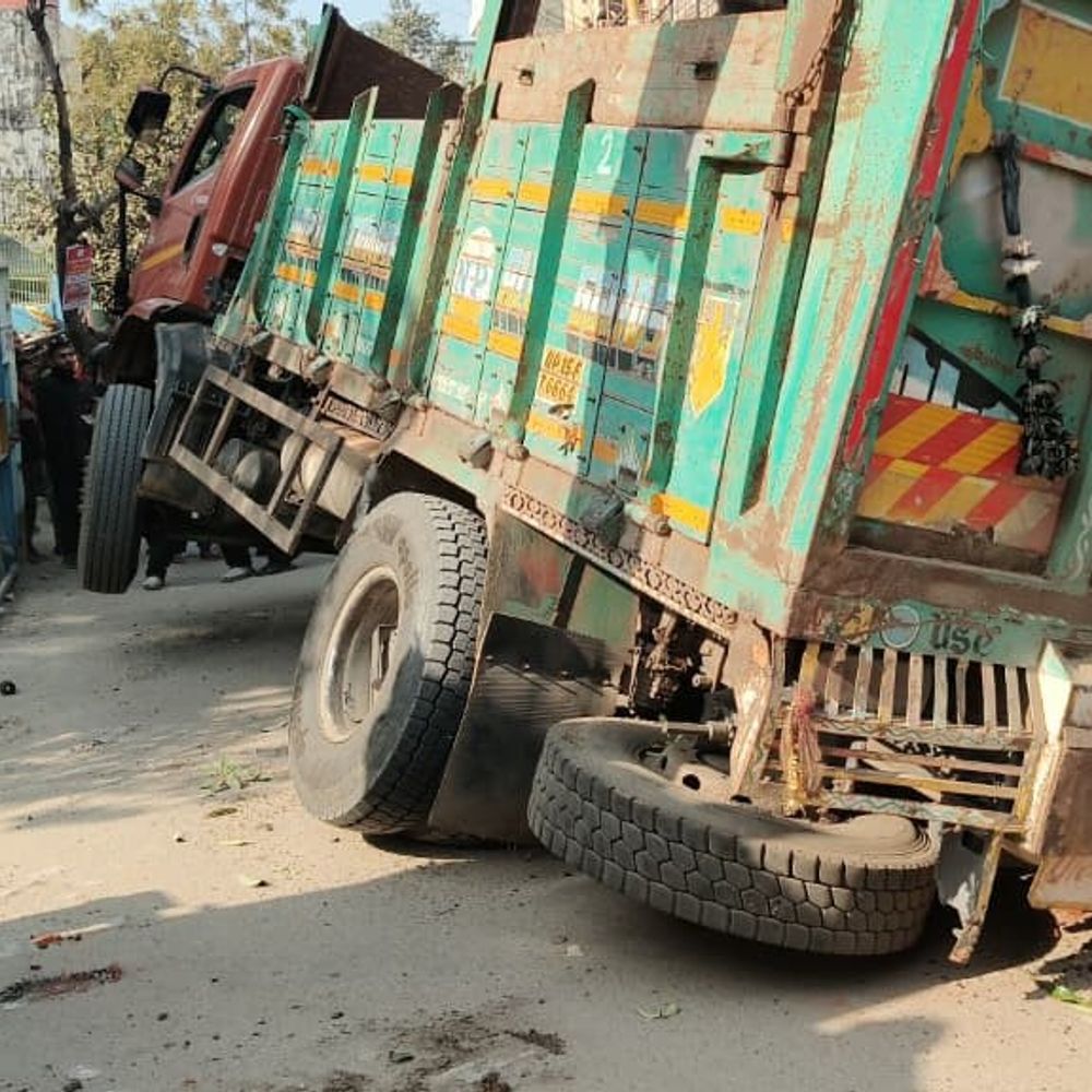 गाजियाबाद में ट्रक पलटने से 2 युवक दबे:इंदिरापुरम में राहगीरों ने ईंटें हटाकर दोनो घायलों को बाहर निकाला
