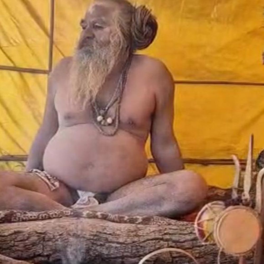 नागा बाबा बोले-मोबाइल चोरी हुआ, शिष्यों से संपर्क टूटा:नागा साधुओं का अलग संसार : टेंट में अग्निकुंड, शरीर पर भस्म, जटाएं और रुद्राक्ष