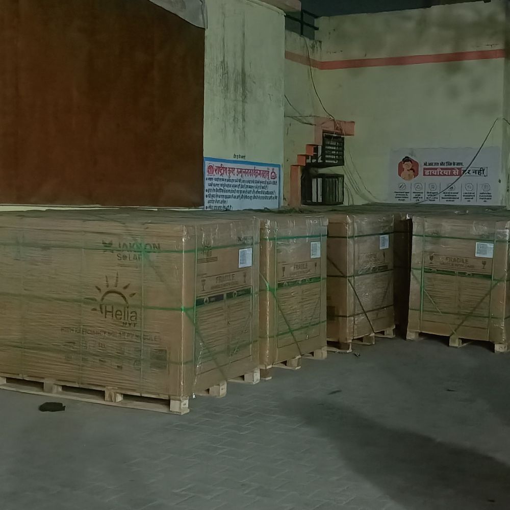 बदायूं अस्पताल में 256 केवीए सोलर सिस्टम पहुंचा:गर्मी में बिजली कटौती से मिलेगी राहत, फिटिंग का काम जल्द