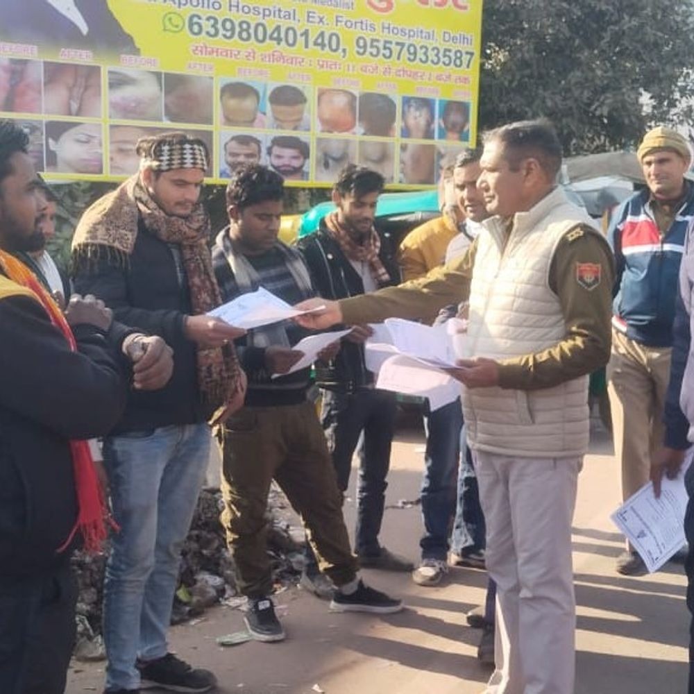 कोहरे से दुर्घटनाएं रोकने के लिए पुलिस ने चलाया अभियान:हापुड़ में वाहन चालकों को सुरक्षित ड्राइविंग के लिए किया जागरूक