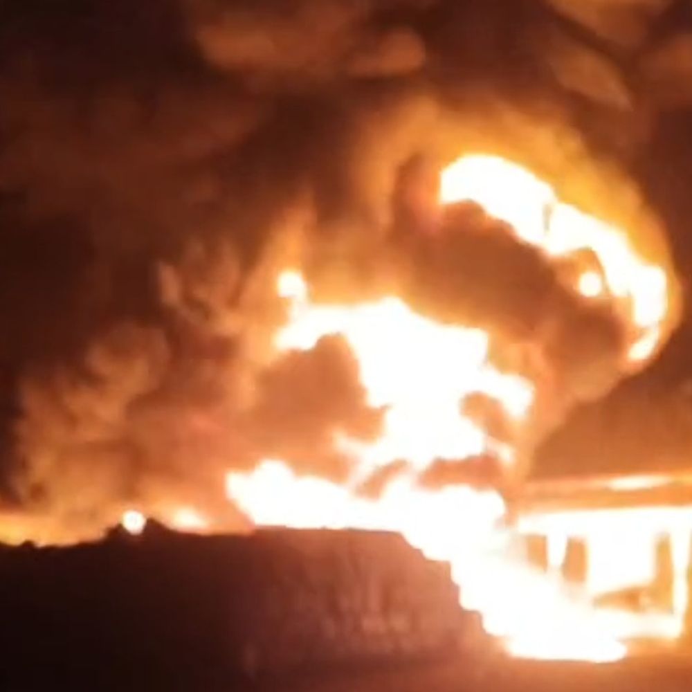 हरदोई की रोडवेज वर्कशॉप में लगी भीषण आग, VIDEO:यूरिया के दर्जनों ड्रम जलकर राख, दमकल ने टाला बड़ा हादसा