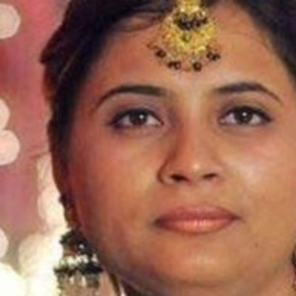 आग से बचने के लिए छत से कूदी महिला, मौत:पति गंभीर रूप से घायल, अमेरिका से लखनऊ आई बेटी बाल-बाल बची