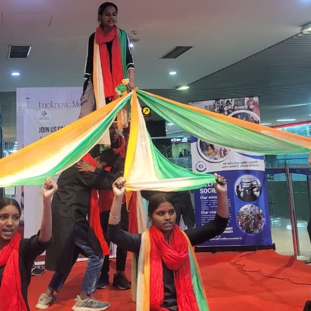 लखनऊ के मेट्रो स्टेशन पर राष्ट्रीय युवा दिवस मनाया:छात्रों ने नुक्कड़ नाटक का मंचन किया, MD बोले- विवेकानंद के विचारों को पढ़ें