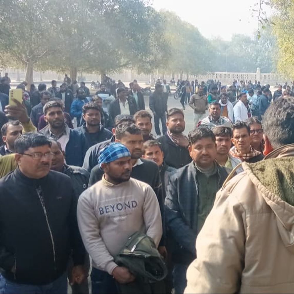 लखनऊ में बिजली कर्मचारियों का प्रदर्शन:ऊर्जा मंत्री भाग गया के लगे नारे, बोले कर्मी हमारी छंटनी बंद करो