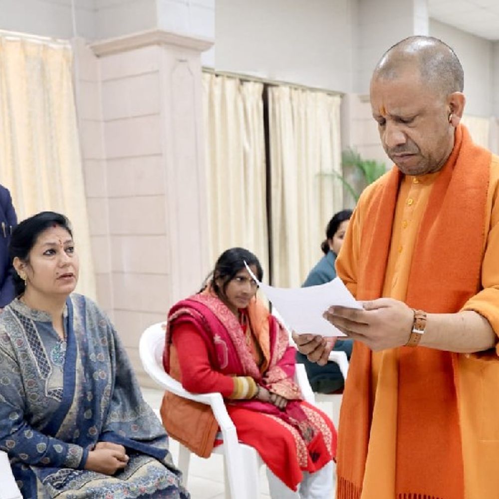 लखनऊ में जनता दर्शन में सीएम योगी सख्त:बोले-अवैध कब्जा बर्दाश्त नहीं, भूमाफिया पर कार्रवाई जारी रहेगी