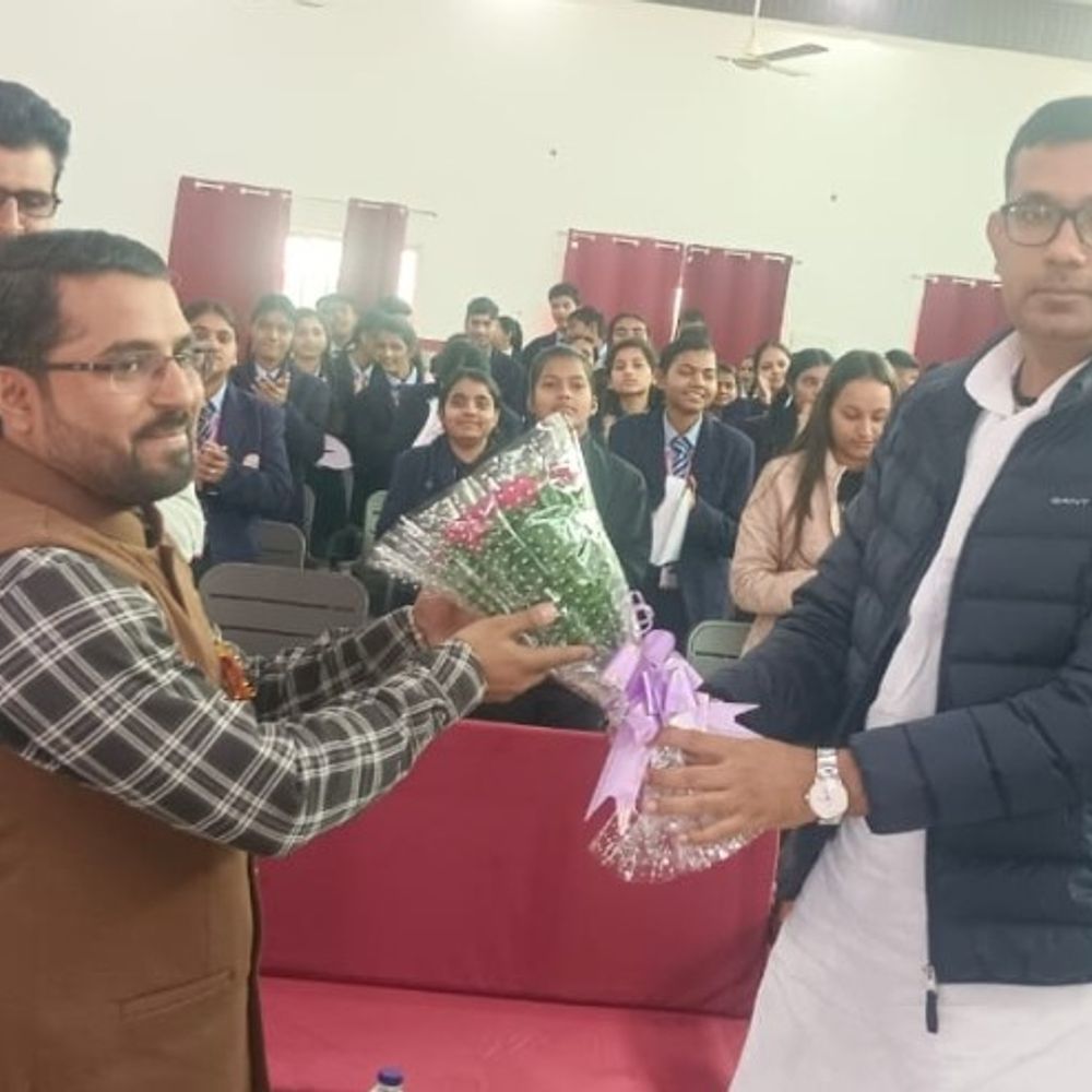 राष्ट्रीय युवा दिवस पर भदोही में भाषण प्रतियोगिता:स्वामी विवेकानंद के जीवन पर प्रकाश डाला, 30 युवाओं ने लिया भाग