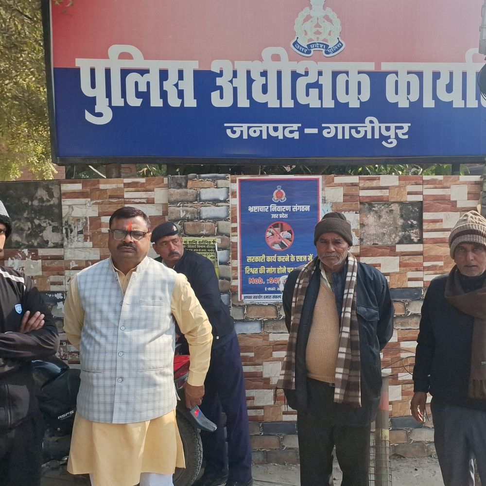 गाजीपुर ट्रिपल मर्डर, 19 दिन बाद भी मुख्य आरोपी फरार:पीड़ित परिजनों ने एसपी से मिलकर एनकाउंटर की मांग की