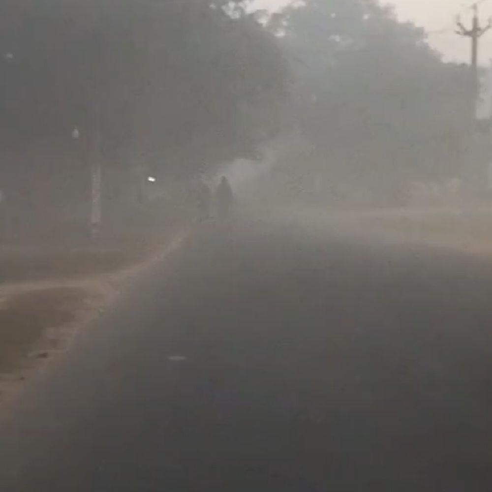 देवरिया में शीतलहर का प्रकोप जारी:बर्फीली हवाओं से गलन बढ़ी, न्यूनतम तापमान 7 डिग्री