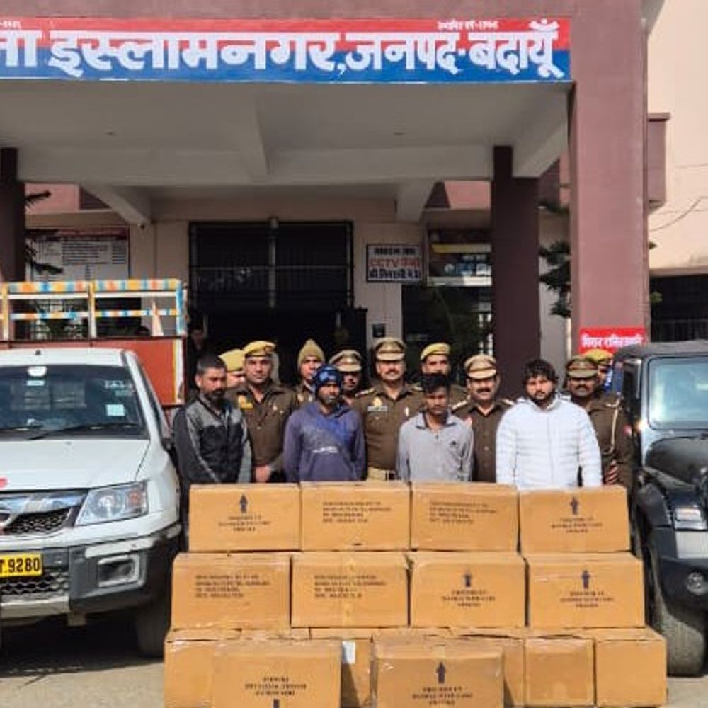 बदायूं में 100 पेटी अवैध शराब बरामद, 4 तस्कर गिरफ्तार:फर्जी नंबर प्लेट लगी पिकअप से हो रही थी तस्करी, थार छोड़कर तस्कर भागे