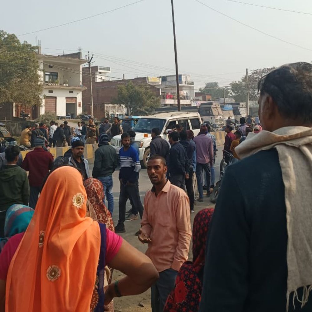 सिपाही ने फोर व्हीलर से कई लोगों को टक्कर मारी:चंदौली के अलीनगर में हादसा, कई घायल, महिला का पैर फ्रैक्चर