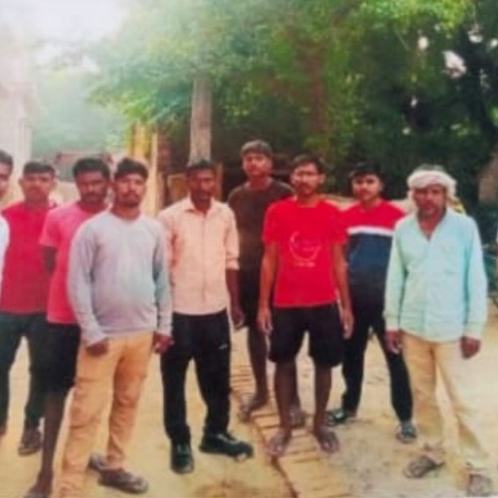 सुल्तानपुर में मनरेगा में लाखों की अनिमियतता:सैकड़ों की संख्या में लग रही फर्जी हाजिरी, पंचायत सचिव-प्रधान पर मिलीभगत से गबन का आरोप