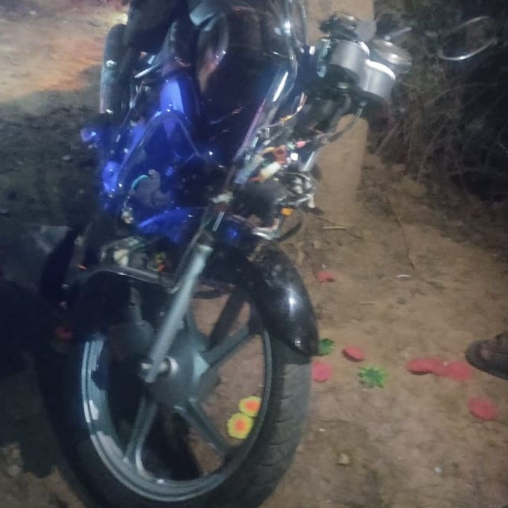 बांदा में सड़क हादसे में 3 दोस्तों की मौत:अनियंत्रित बाइक पेड़ से टकराई, बुआ के घर छोड़ने के लिए निकले थे