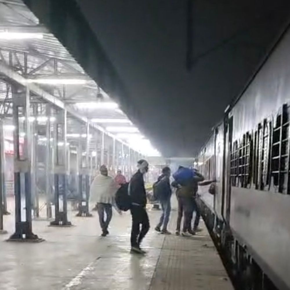 संभल में AQI 180, न्यूनतम तापमान 5 डिग्री:कोहरे से मिली राहत, आलू की फसल प्रभावित; ट्रेनें भी लेट