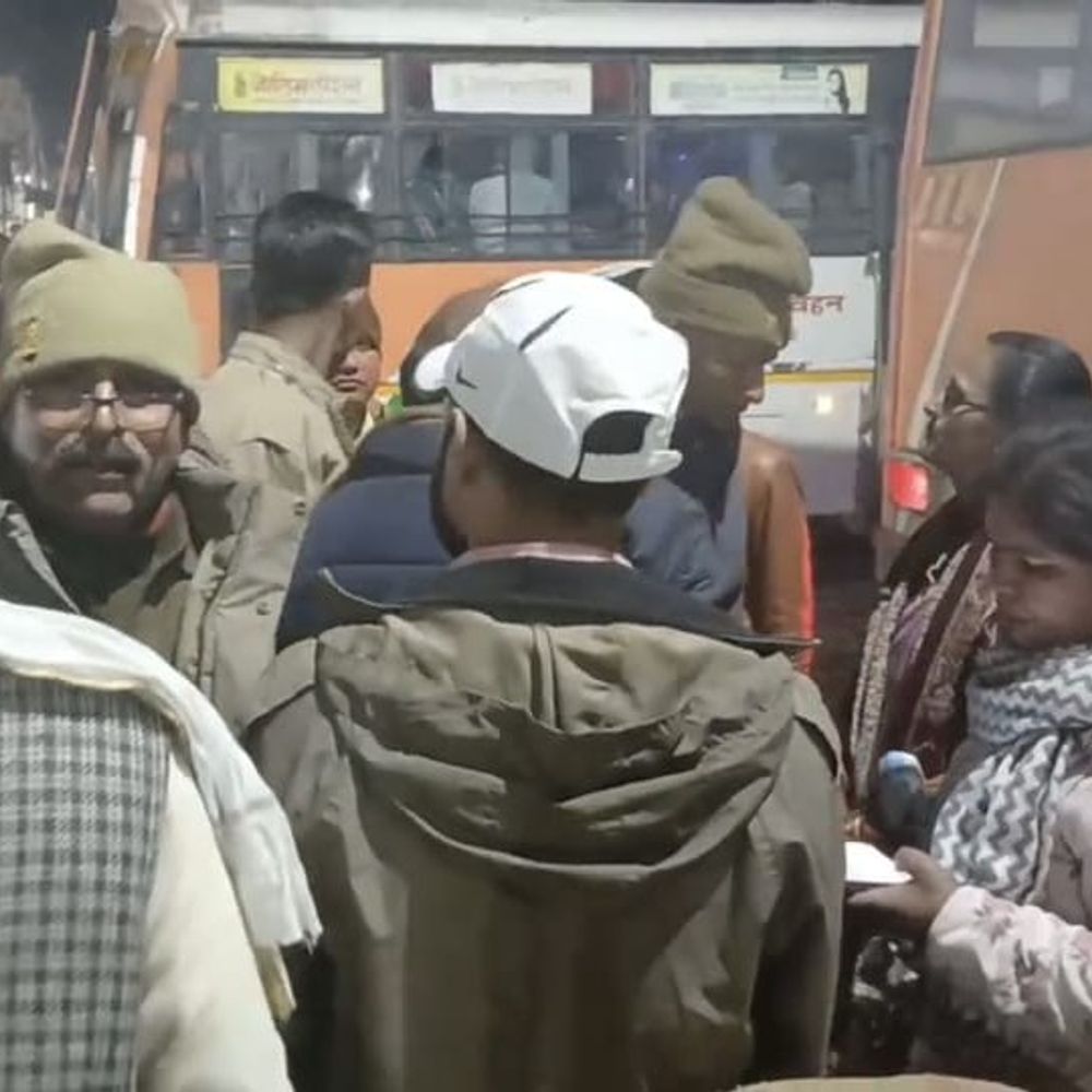 हमीरपुर बस अड्डे पर कर्मचारी-यात्री भिड़े, VIDEO:अपने भाई को बिठाने आया था युवक, कंडक्टर पर अभद्रता का आरोप