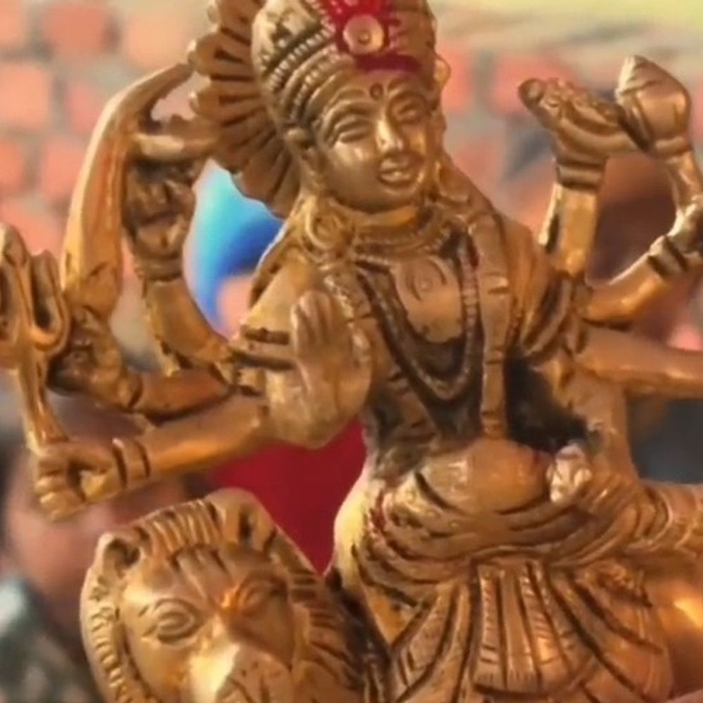 नींव खुदाई में दौरान मिली दुर्गा माता की मूर्ति:सीतापुर में भक्तों की भीड़, मंदिर परिसर में रखकर पूजा-अर्चना शुरू