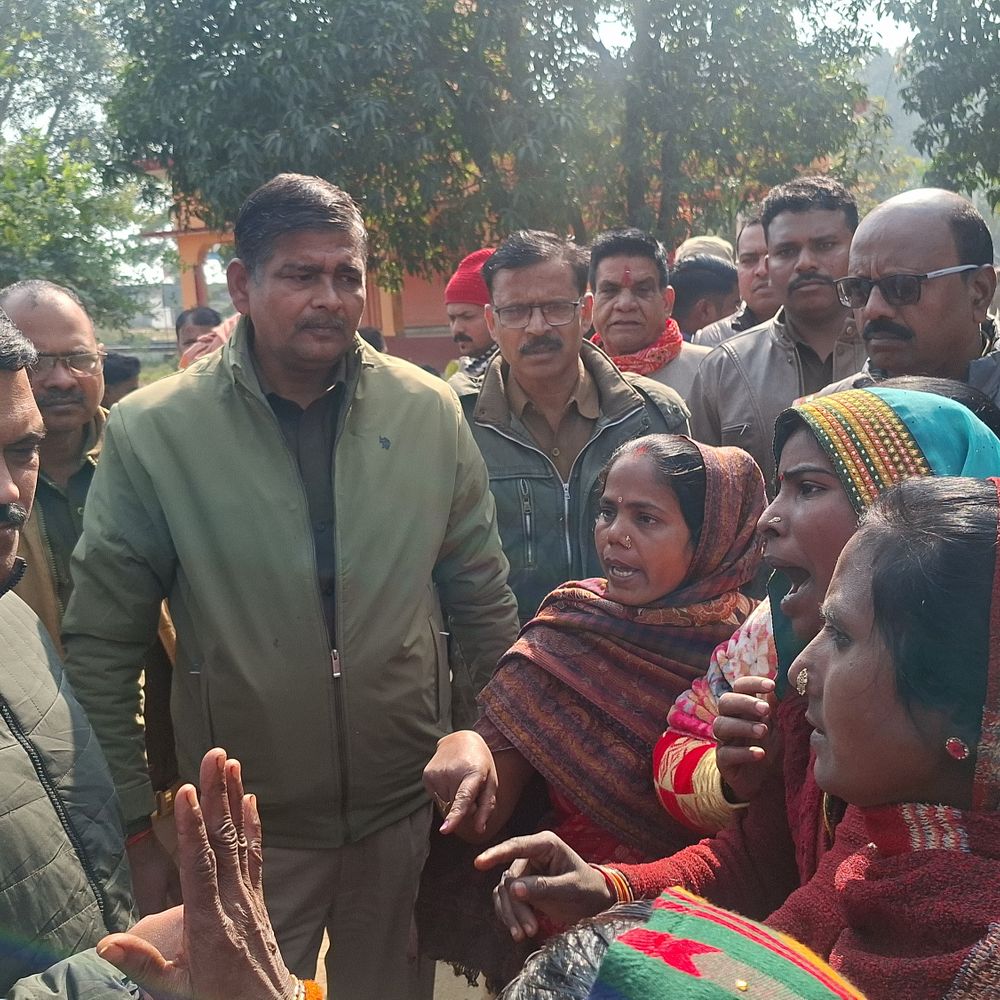 ट्रैक्टर-ट्रॉली ने बाइक को मारी टक्कर, छात्रा की मौत:गोंडा में बाइक सवार दो अन्य की हालत गंभीर; प्री-बोर्ड परीक्षा देकर लौट रहे थे घर