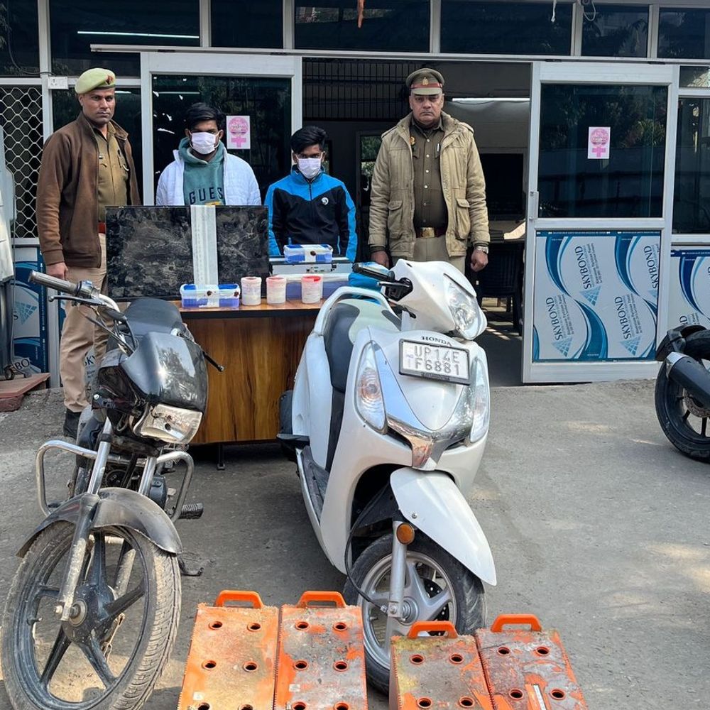नोएडा में दो बदमाश गिरफ्तार:चोरी की बैटरी, टीवी, मोबाइल सहित अन्य सामान बरामद