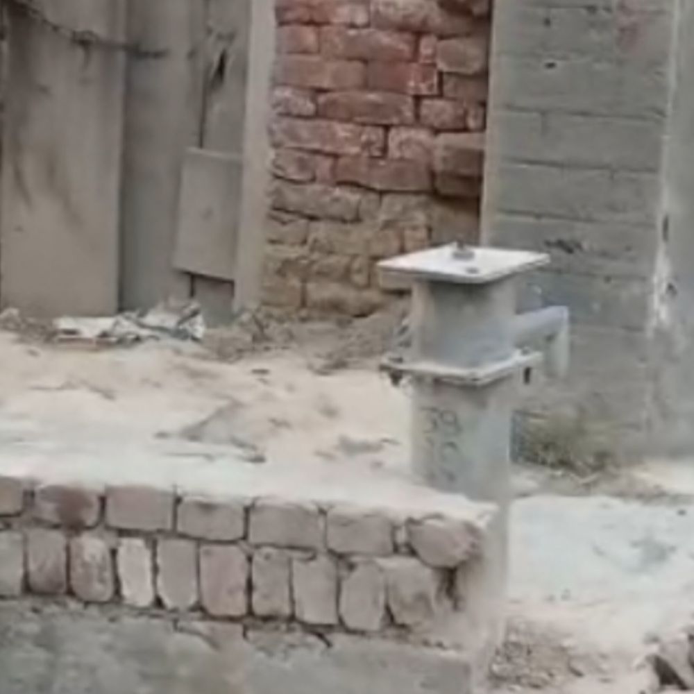 बागपत के बिजवाड़ा गांव में हेडपंप खराब, सैकड़ों लोग परेशान:ग्रामीणों को पीने के पानी की किल्लत, अधिकारियों से कार्रवाई की मांग