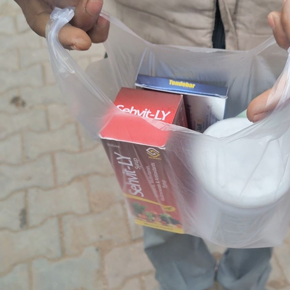 बांदा जिला अस्पताल में बाहरी दवाएं लिखने के आरोप:मरीज निजी मेडिकल स्टोर और जांच केंद्रों पर खर्च करने को मजबूर