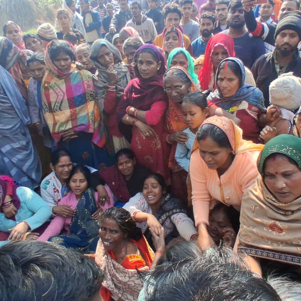 मां-पत्नी की हत्या कर खोपड़ी का मांस खा गया:कुशीनगर में बेटे ने लाठी डंडों से पीटा, ईंट से सिर कूचा, छत से फेंकी लाश