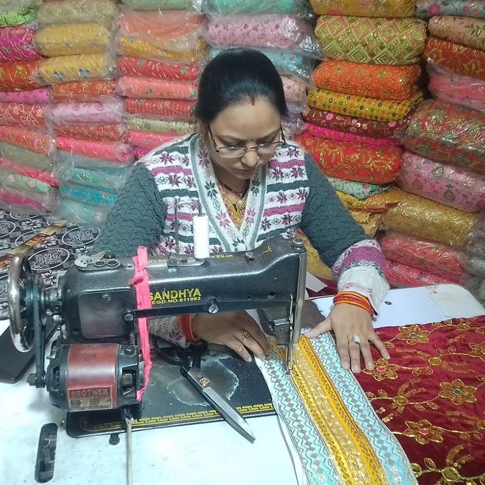 युवा उद्यमी योजना से पूजा बनीं सफल उद्यमी:5 लाख के ऋण से देवी-देवताओं की पोशाकें बनाकर संवारा भविष्य