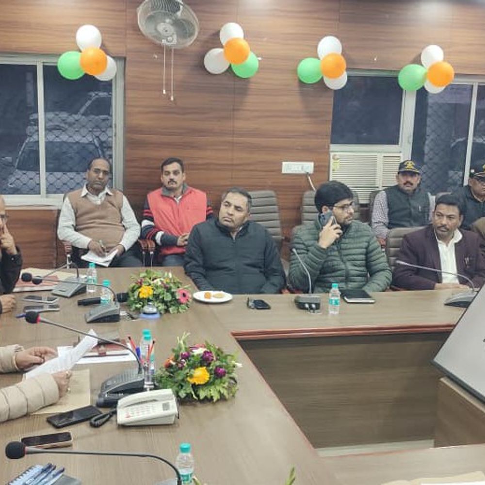 डीएम ने पशुओं को धूप दिखाने के आदेश दिए:लापरवाही पर होगी कड़ी कार्रवाई, हरे चारे और साफ-सफाई पर जोर