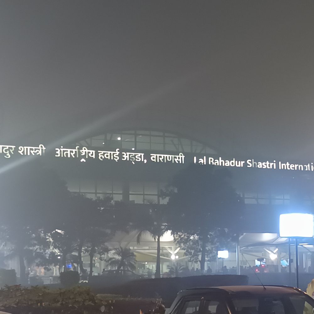वाराणसी में इंडिगो फ्लाइट की इमरजेंसी लैंडिंग:गोरखपुर से बेंगलुरु जा रहे ​विमान में बर्ड हिट, 216 यात्रियों की बची जान