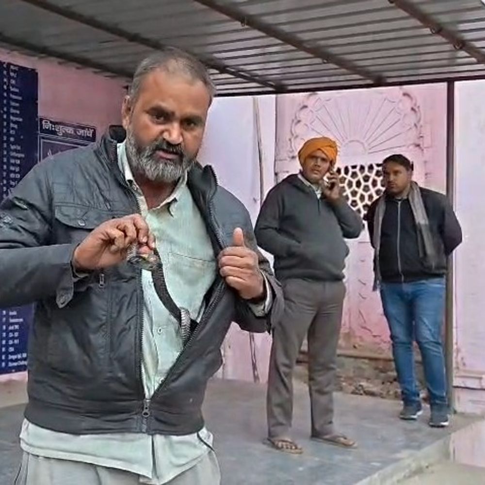 'डॉक्टर साहब इलाज कर दो, इसी सांप ने काटा है’:मथुरा में ई-रिक्शा चालक जैकेट में सांप छिपाकर अस्पताल पहुंचा, वार्ड में मची अफरा-तफरी