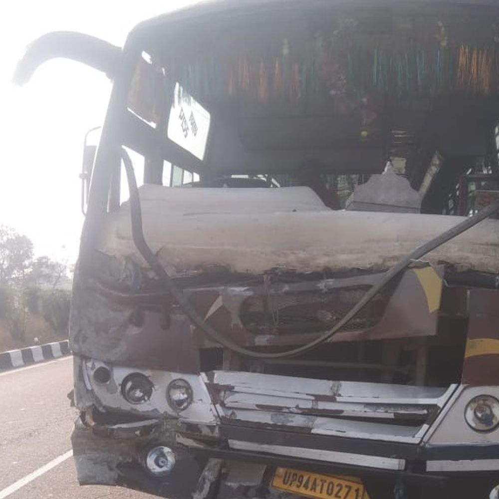 ललितपुर में बस-ट्रक टक्कर, 10 से अधिक घायल:एक गंभीर, चालक 100 की स्पीड से चला रहा था बस