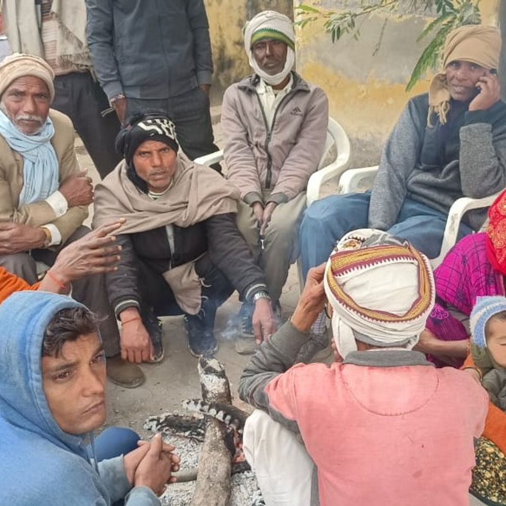 फिरोजाबाद में गलन भरी सर्दी, न्यूनतम तापमान 8 डिग्री:जनजीवन बेहाल, कई ट्रेनें रद्द और घंटों देरी से चल रहीं