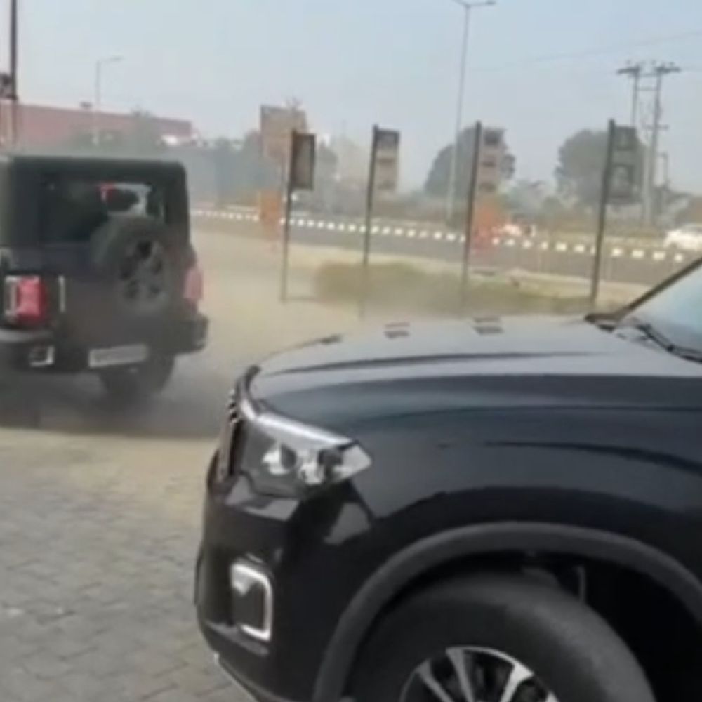 अमरोहा में थार को गोल गोल घुमाया, VIDEO:रेस्टोरेंट के बाहर चक्कर लगाए, पुलिस ने चालक की तलाश शुरू की